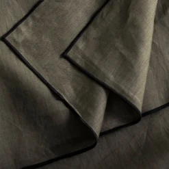 Nappe Carrée CARLINA Kaki Grisé Et Bourdon Noir 12 Nappe Carrée CARLINA Kaki Grisé Et Bourdon Noir -Décoration & meubles pour la maison nappe carree CARLINA 007344 GVG 2