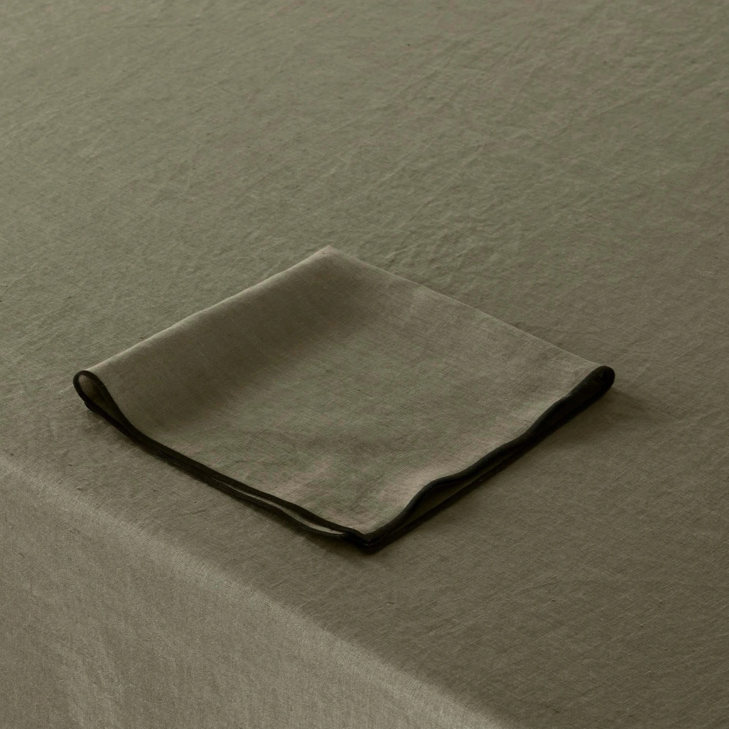 Nappe Carrée CARLINA Kaki Grisé Et Bourdon Noir 9 Nappe Carrée CARLINA Kaki Grisé Et Bourdon Noir – Image 9