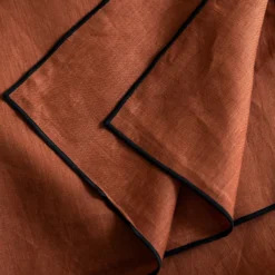 Nappe Carrée CARLINA Terracotta Et Bourdon Noir 20 Nappe Carrée CARLINA Terracotta Et Bourdon Noir -Décoration & meubles pour la maison nappe carree CARLINA 007344 M9G 8