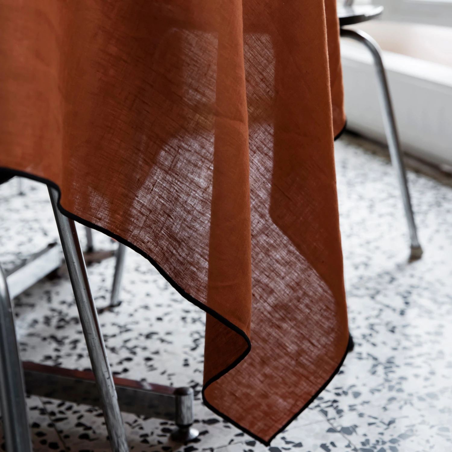 Nappe Carrée CARLINA Terracotta Et Bourdon Noir 2 Nappe Carrée CARLINA Terracotta Et Bourdon Noir – Image 2