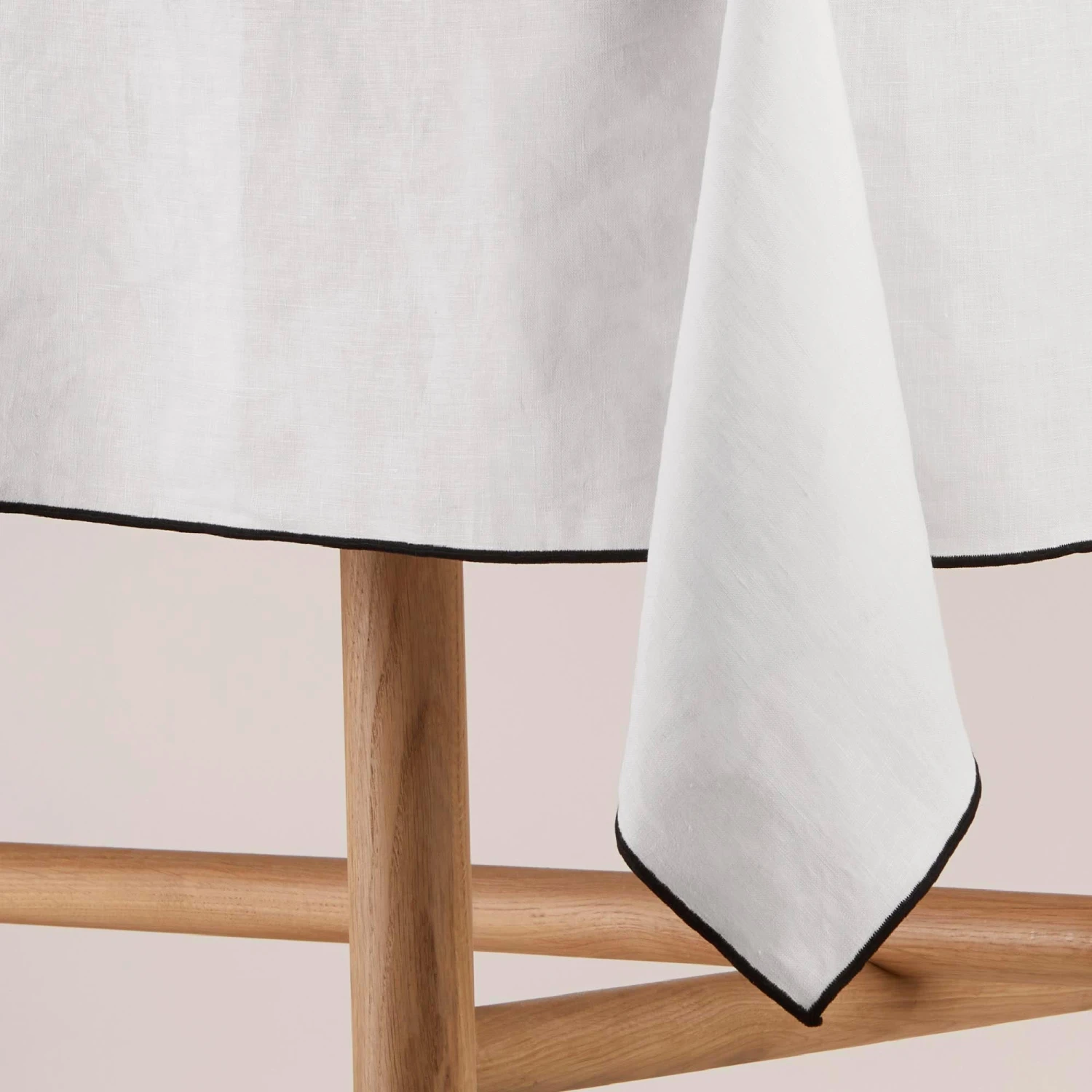 Nappe Carrée CARLINA Blanc Pur Et Bourdon Noir 8 Nappe Carrée CARLINA Blanc Pur Et Bourdon Noir – Image 8