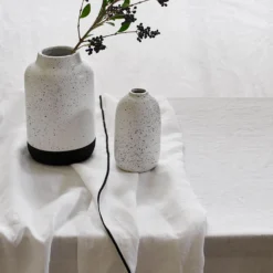 Nappe Carrée CARLINA Blanc Pur Et Bourdon Noir 19 Nappe Carrée CARLINA Blanc Pur Et Bourdon Noir -Décoration & meubles pour la maison nappe carree CARLINA 007344 WG 9