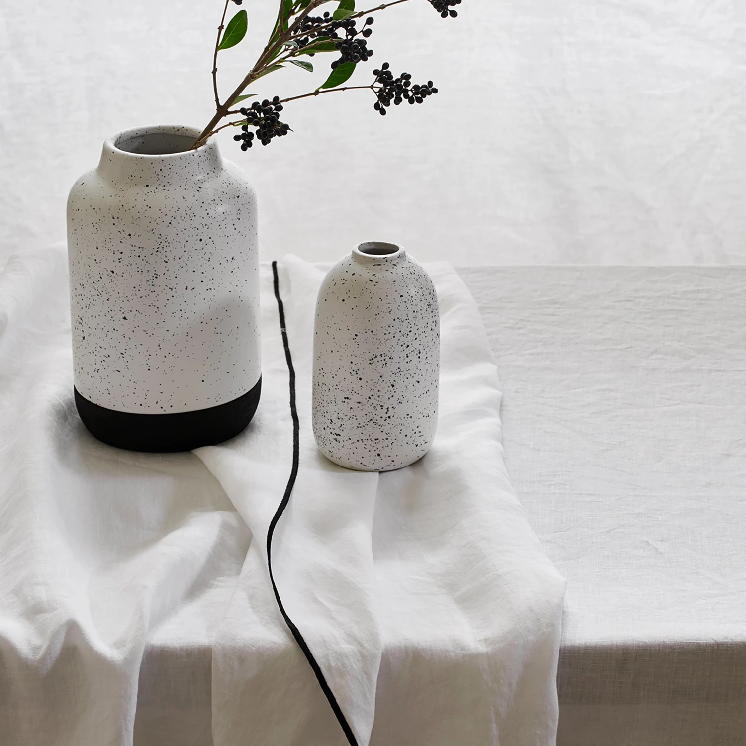 Nappe Carrée CARLINA Blanc Pur Et Bourdon Noir 10 Nappe Carrée CARLINA Blanc Pur Et Bourdon Noir – Image 10