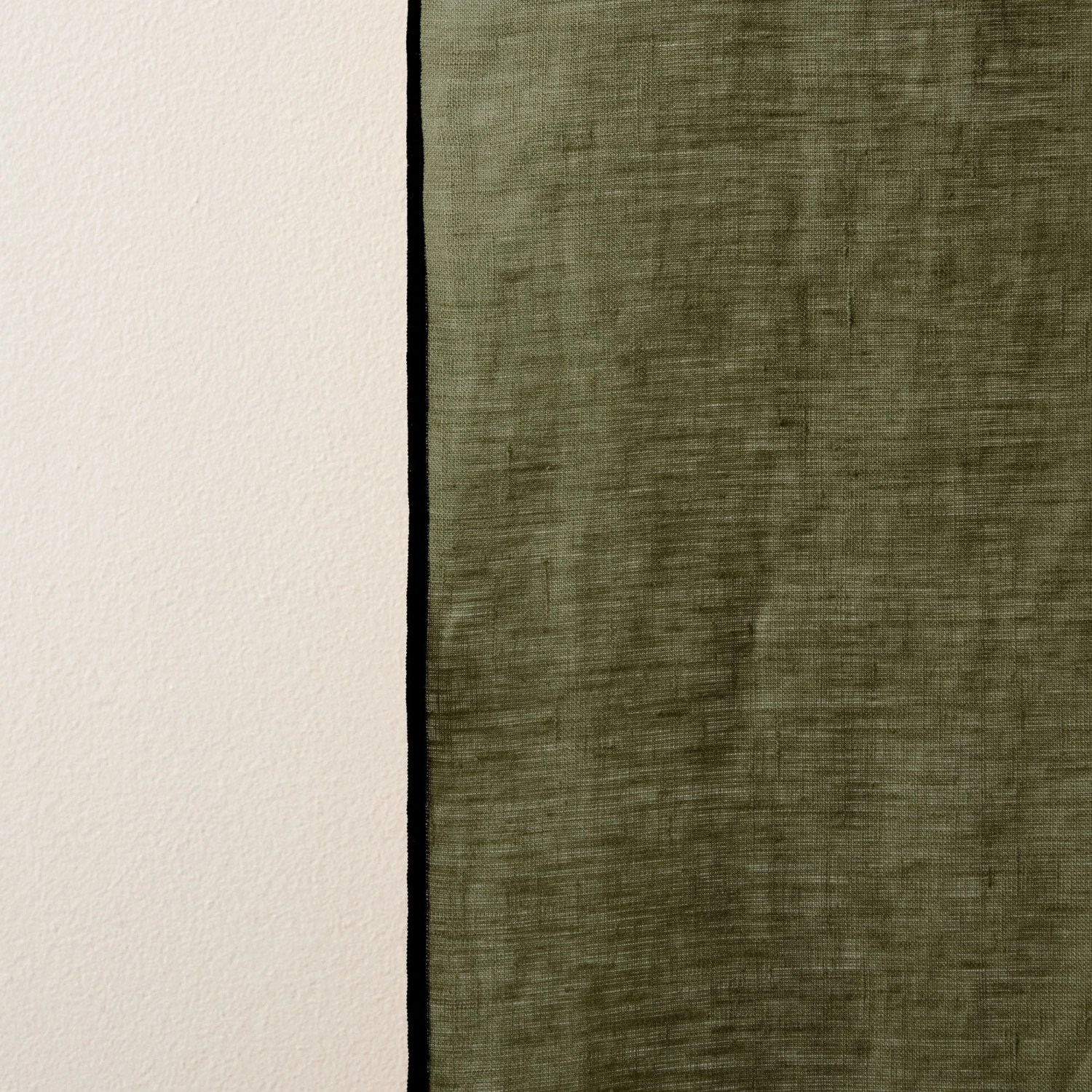 Rideau à Galon Fronceur CARLINA Kaki Grisé Et Bourdon Noir 7 Rideau à Galon Fronceur CARLINA Kaki Grisé Et Bourdon Noir – Image 7