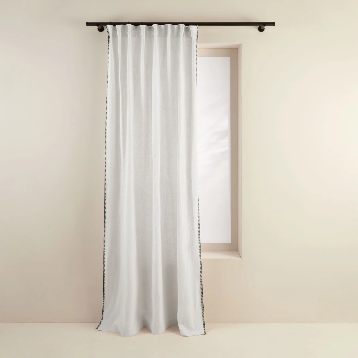 Rideau à Galon Fronceur NINO Blanc Minéral Et Feston Noir 3 Rideau à Galon Fronceur NINO Blanc Minéral Et Feston Noir – Image 3