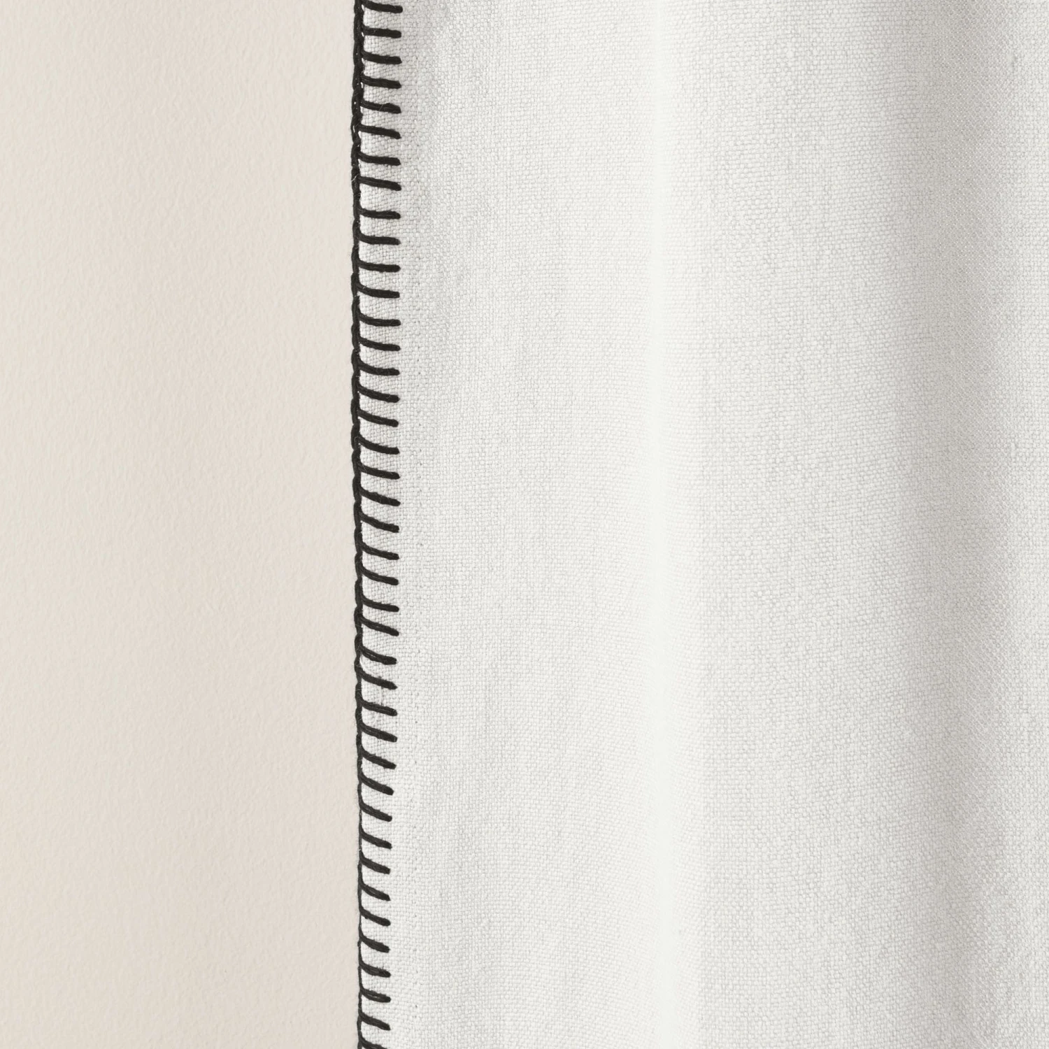 Rideau à Galon Fronceur NINO Blanc Minéral Et Feston Noir 7 Rideau à Galon Fronceur NINO Blanc Minéral Et Feston Noir – Image 7