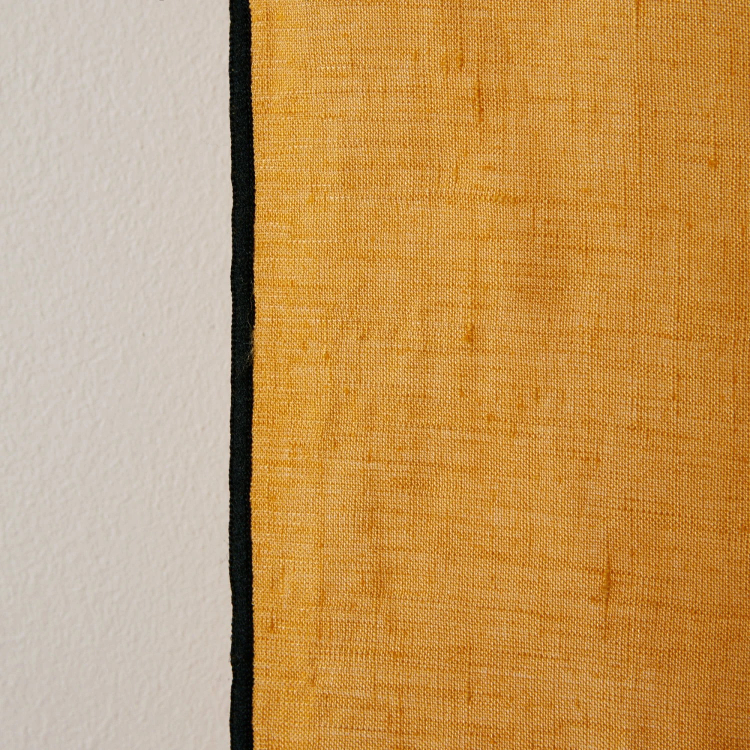 Rideau à Oeillets Noirs CARLINA Ocre Et Bourdon Noir 7 Rideau à Oeillets Noirs CARLINA Ocre Et Bourdon Noir – Image 7