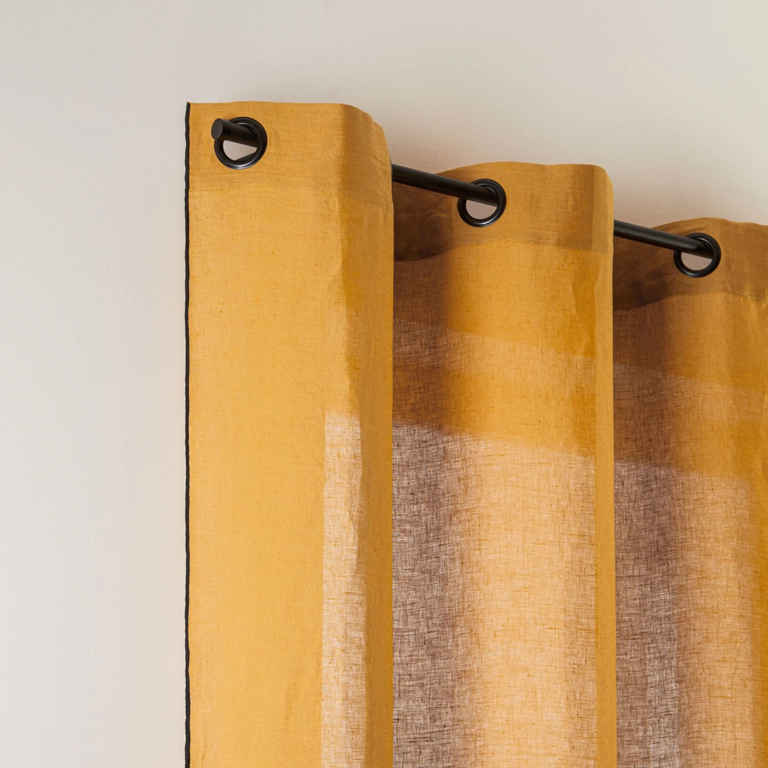 Rideau à Oeillets Noirs CARLINA Ocre Et Bourdon Noir 2 Rideau à Oeillets Noirs CARLINA Ocre Et Bourdon Noir – Image 2