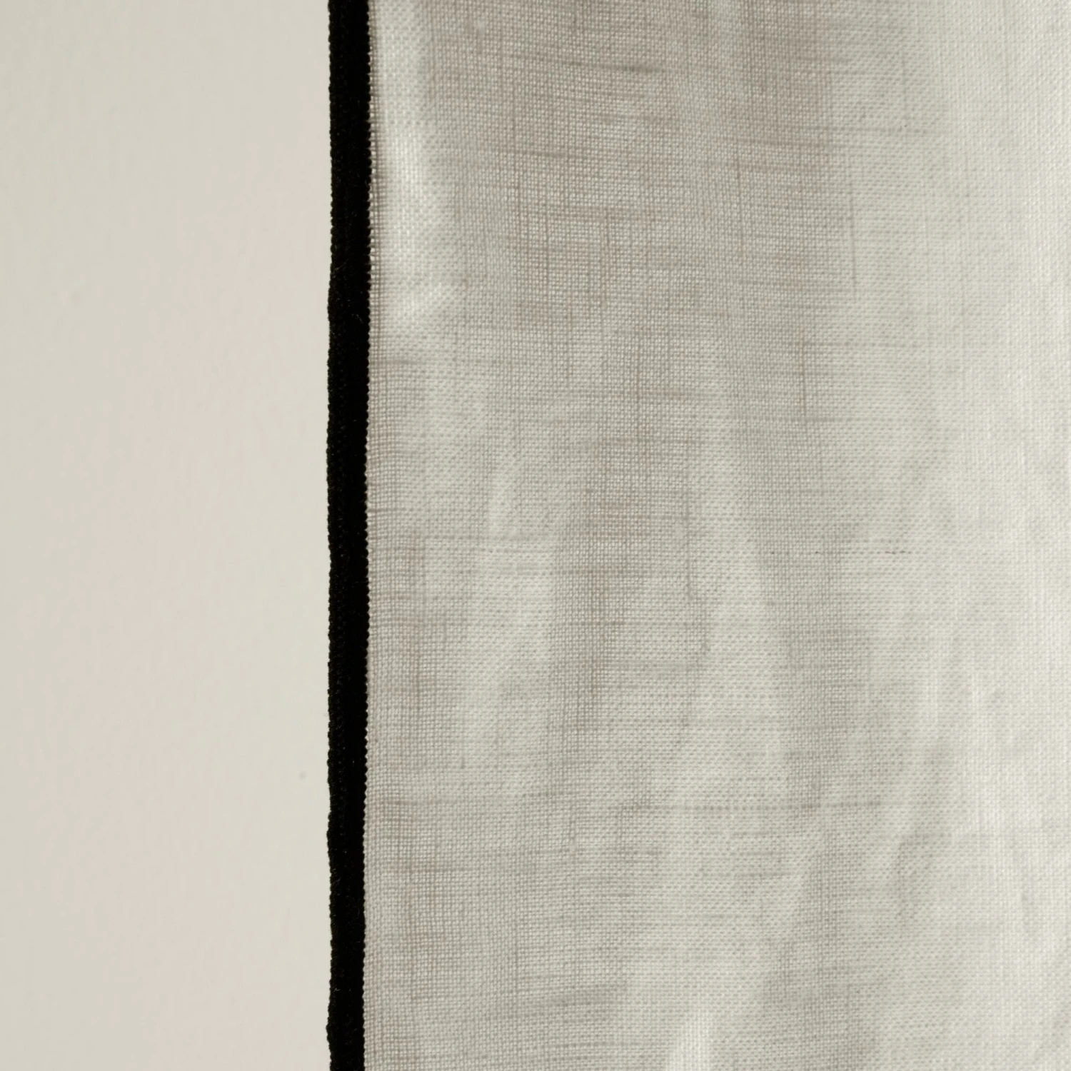 Rideau à Oeillets Noirs CARLINA Calcaire Et Bourdon Noir 9 Rideau à Oeillets Noirs CARLINA Calcaire Et Bourdon Noir – Image 9