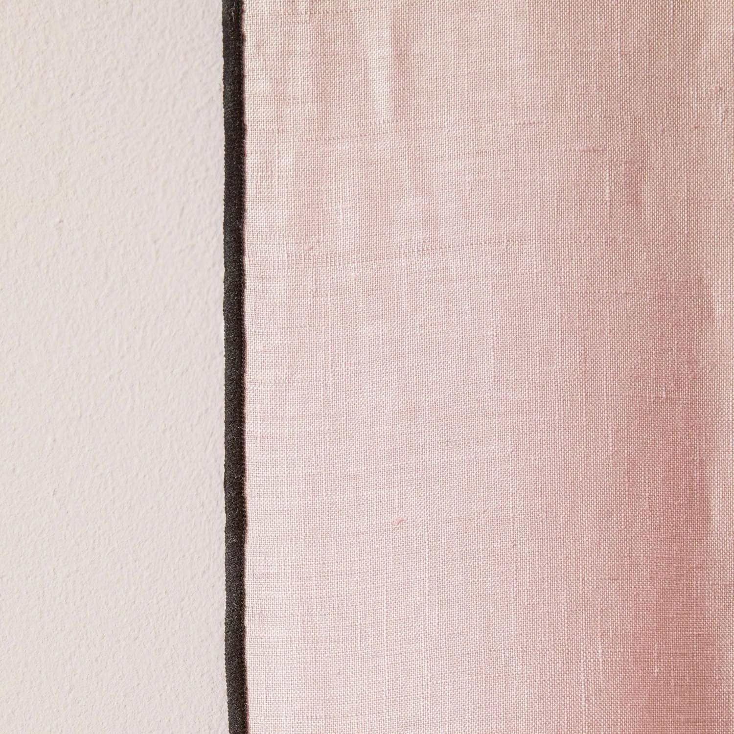 Rideau à Oeillets Noirs CARLINA Rose Poudré Et Bourdon Noir 9 Rideau à Oeillets Noirs CARLINA Rose Poudré Et Bourdon Noir – Image 9