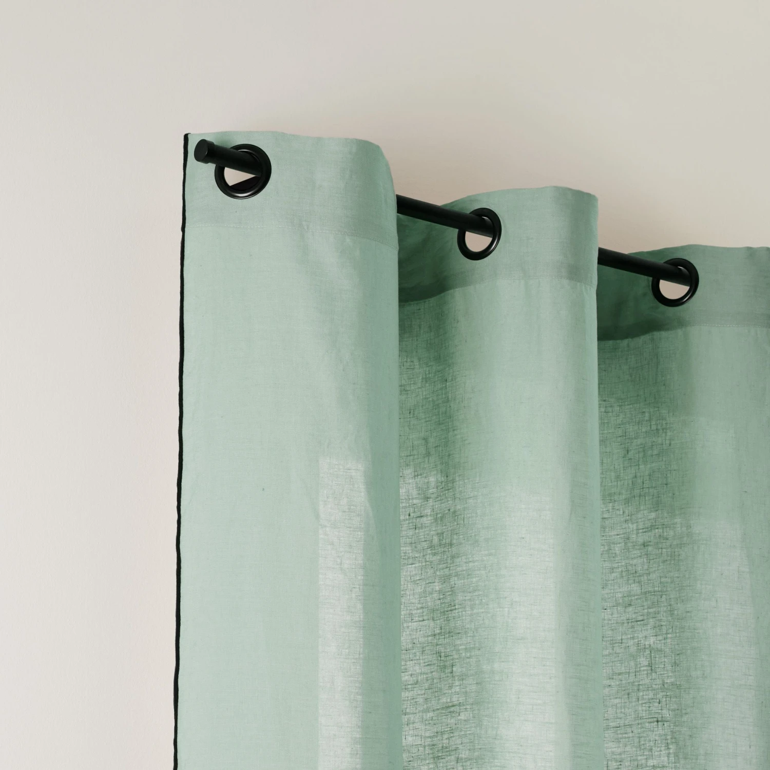 Rideau à Oeillets Noirs CARLINA Tilleul Et Bourdon Noir 2 Rideau à Oeillets Noirs CARLINA Tilleul Et Bourdon Noir – Image 2