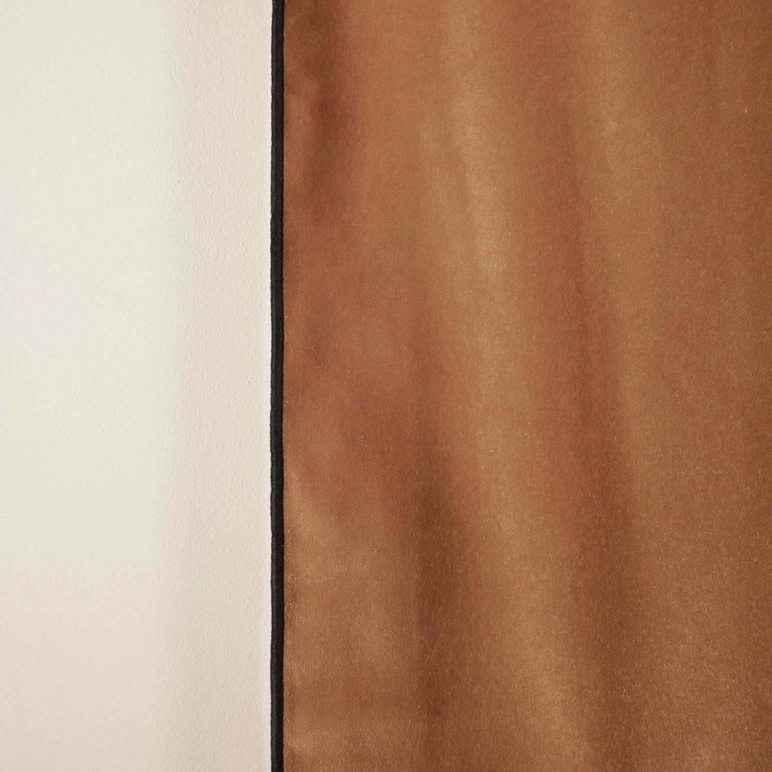 Rideau à Oeillets Noirs DARIO Camel Et Bourdon Noir 8 Rideau à Oeillets Noirs DARIO Camel Et Bourdon Noir – Image 8