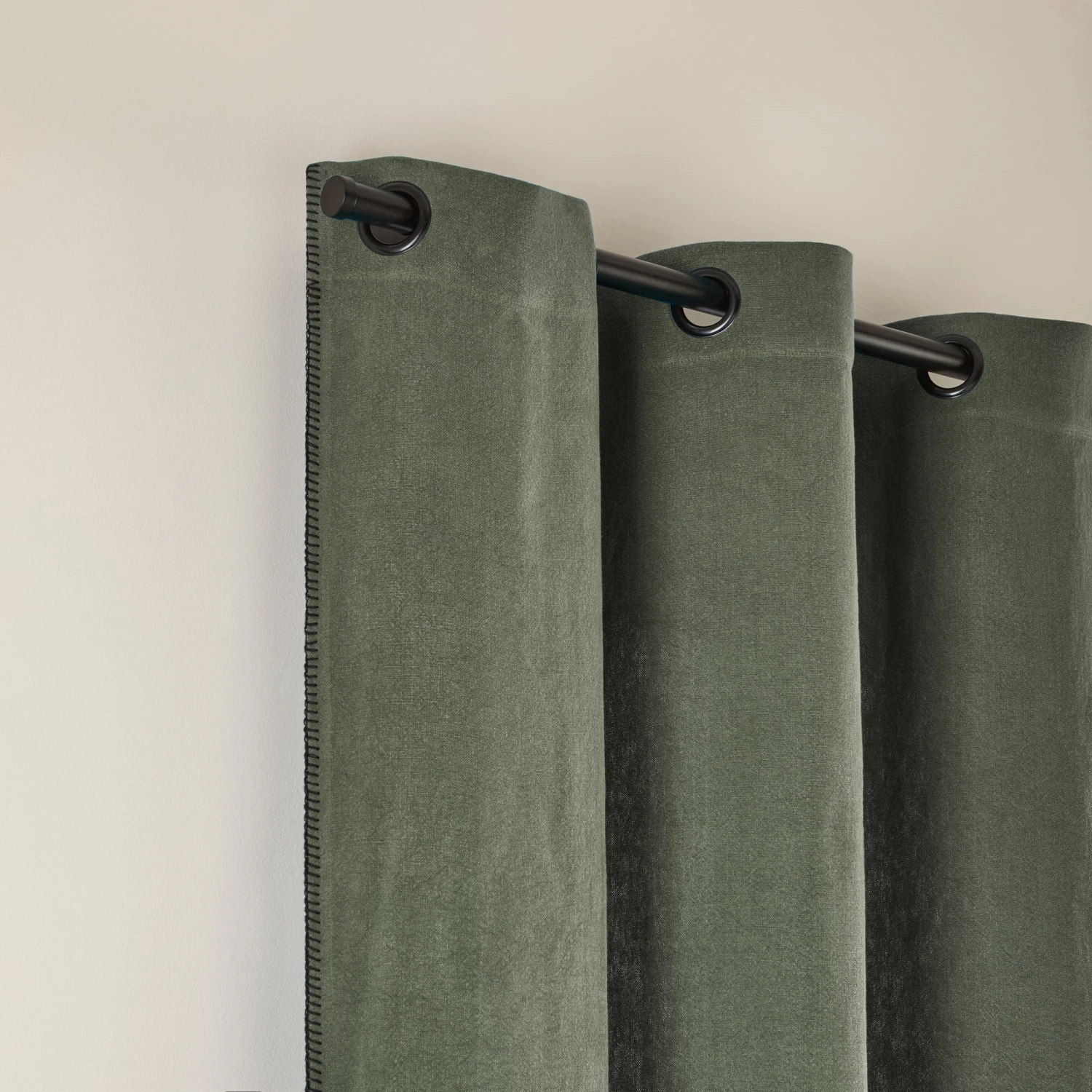 Rideau à Oeillets Noirs NINO Kaki Grisé Et Feston Noir 4 Rideau à Oeillets Noirs NINO Kaki Grisé Et Feston Noir – Image 4