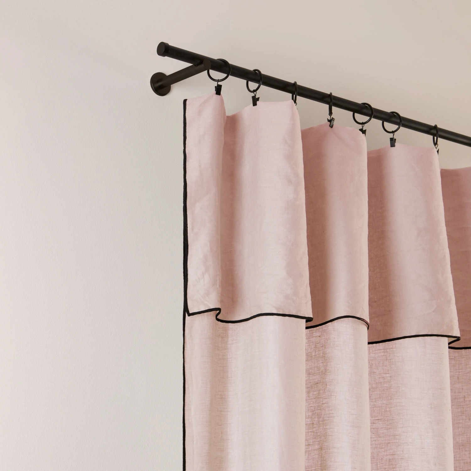 Rideau Panneau CARLINA Rose Poudré Et Bourdon Noir 6 Rideau Panneau CARLINA Rose Poudré Et Bourdon Noir – Image 6