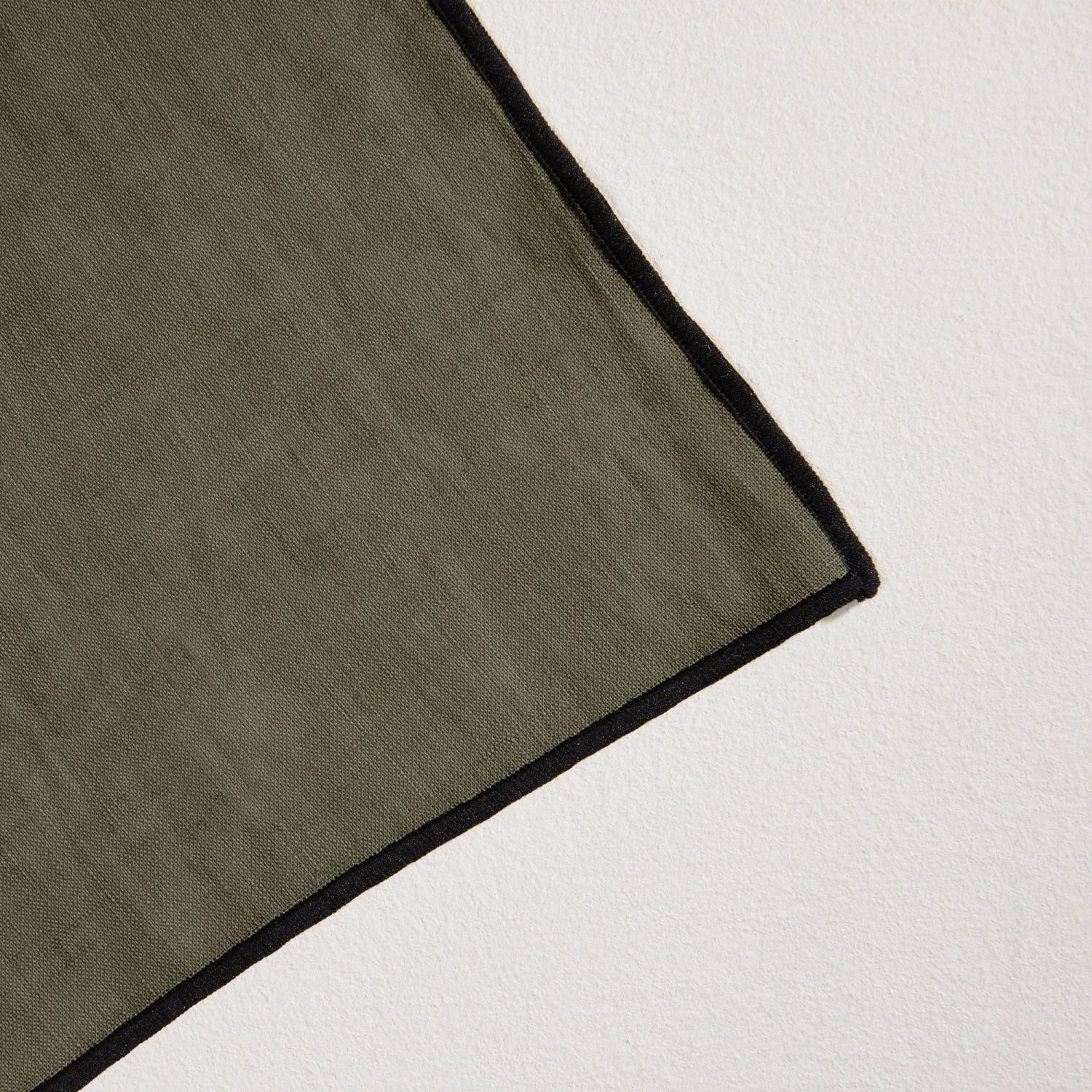 Serviette De Table CARLINA Kaki Grisé Et Bourdon Noir 5 Serviette De Table CARLINA Kaki Grisé Et Bourdon Noir – Image 5