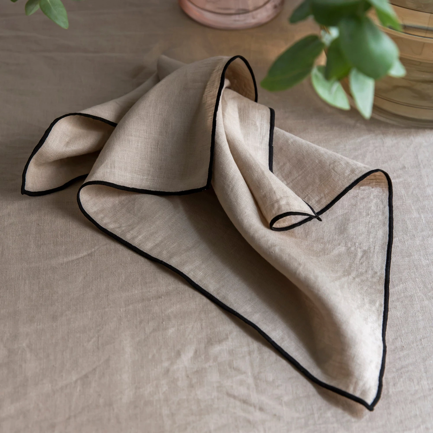 Serviette De Table CARLINA Ficelle Et Bourdon Noir 2 Serviette De Table CARLINA Ficelle Et Bourdon Noir – Image 2