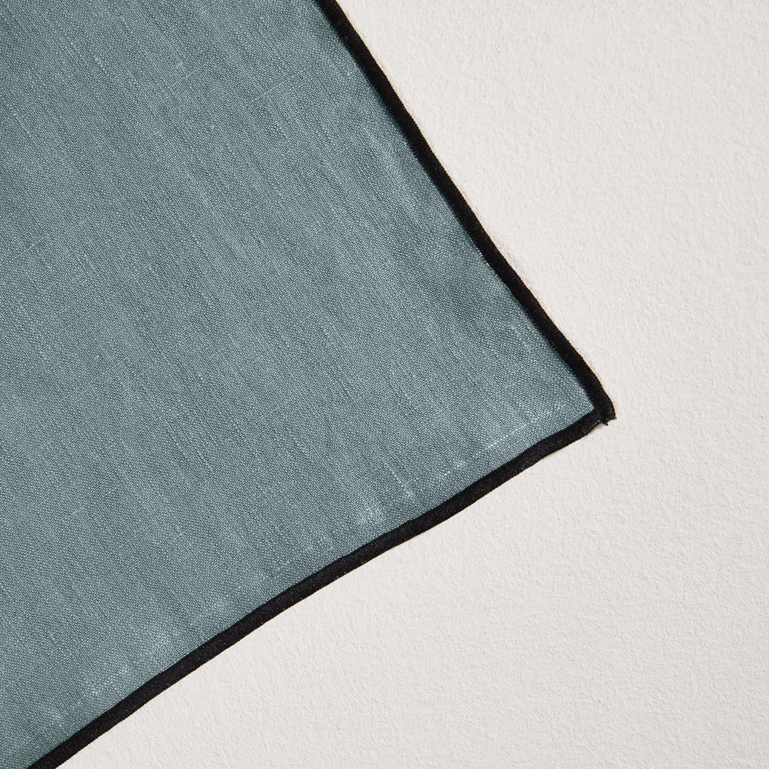 Serviette De Table CARLINA Vert De Gris Et Bourdon Noir 5 Serviette De Table CARLINA Vert De Gris Et Bourdon Noir – Image 5