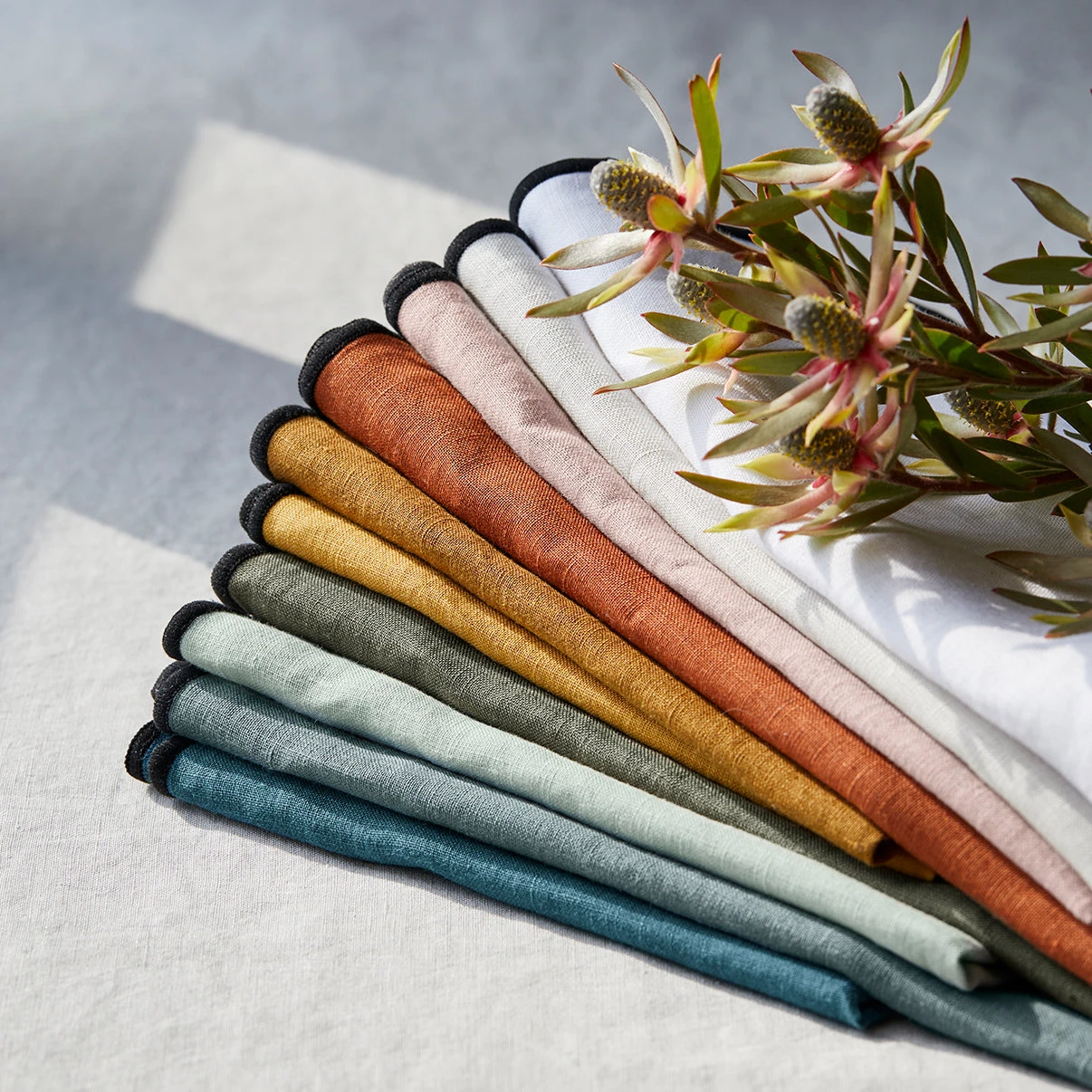 Serviette De Table CARLINA Vert De Gris Et Bourdon Noir 6 Serviette De Table CARLINA Vert De Gris Et Bourdon Noir – Image 6