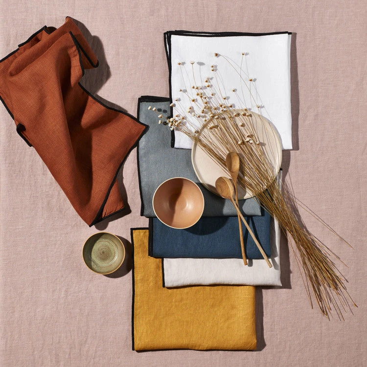 Serviette De Table CARLINA Blanc Pur Et Bourdon Noir 5 Serviette De Table CARLINA Blanc Pur Et Bourdon Noir – Image 5