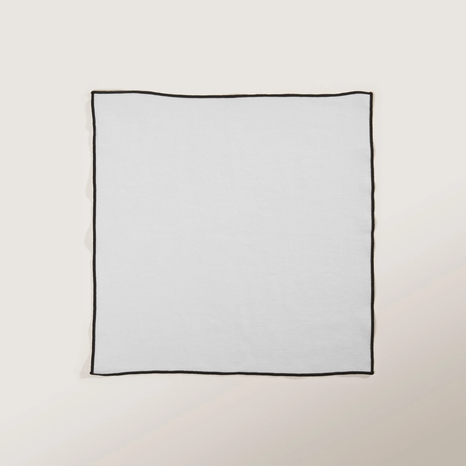 Serviette De Table CARLINA Blanc Pur Et Bourdon Noir 7 Serviette De Table CARLINA Blanc Pur Et Bourdon Noir – Image 7