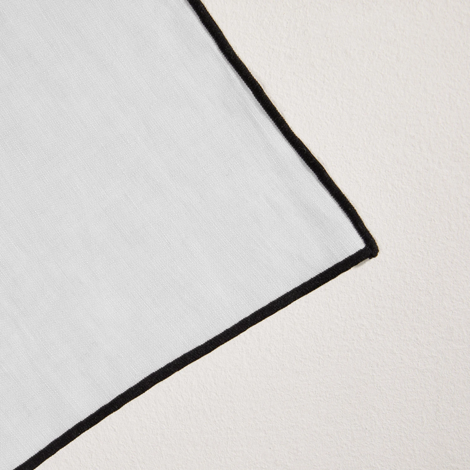 Serviette De Table CARLINA Blanc Pur Et Bourdon Noir 8 Serviette De Table CARLINA Blanc Pur Et Bourdon Noir – Image 8