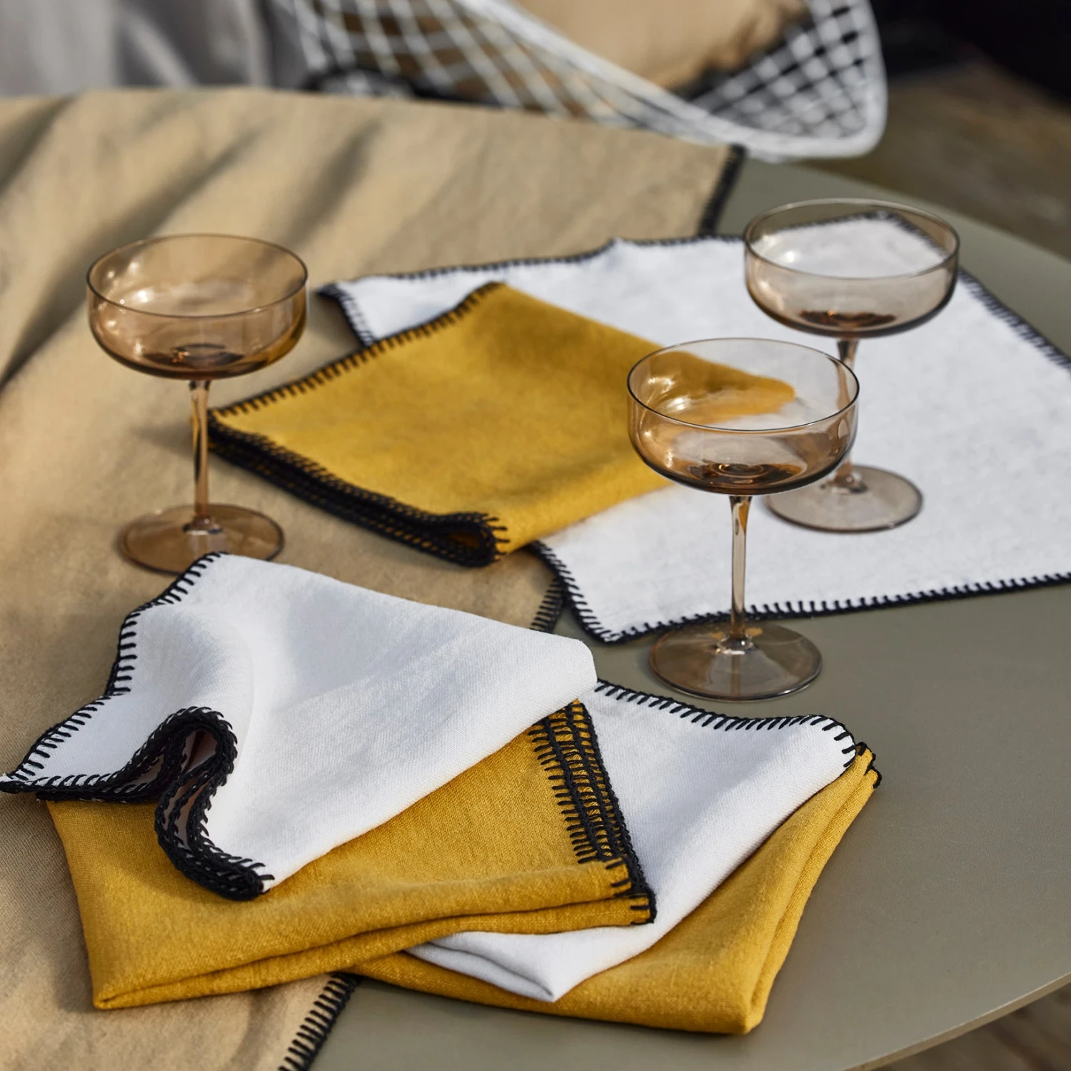 Serviette De Table NINO Ocre Et Feston Noir 3 Serviette De Table NINO Ocre Et Feston Noir – Image 3
