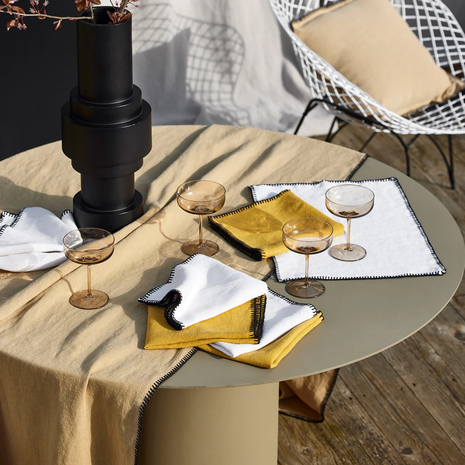 Set De Table NINO Blanc Minéral Et Feston Noir 3 Set De Table NINO Blanc Minéral Et Feston Noir – Image 3