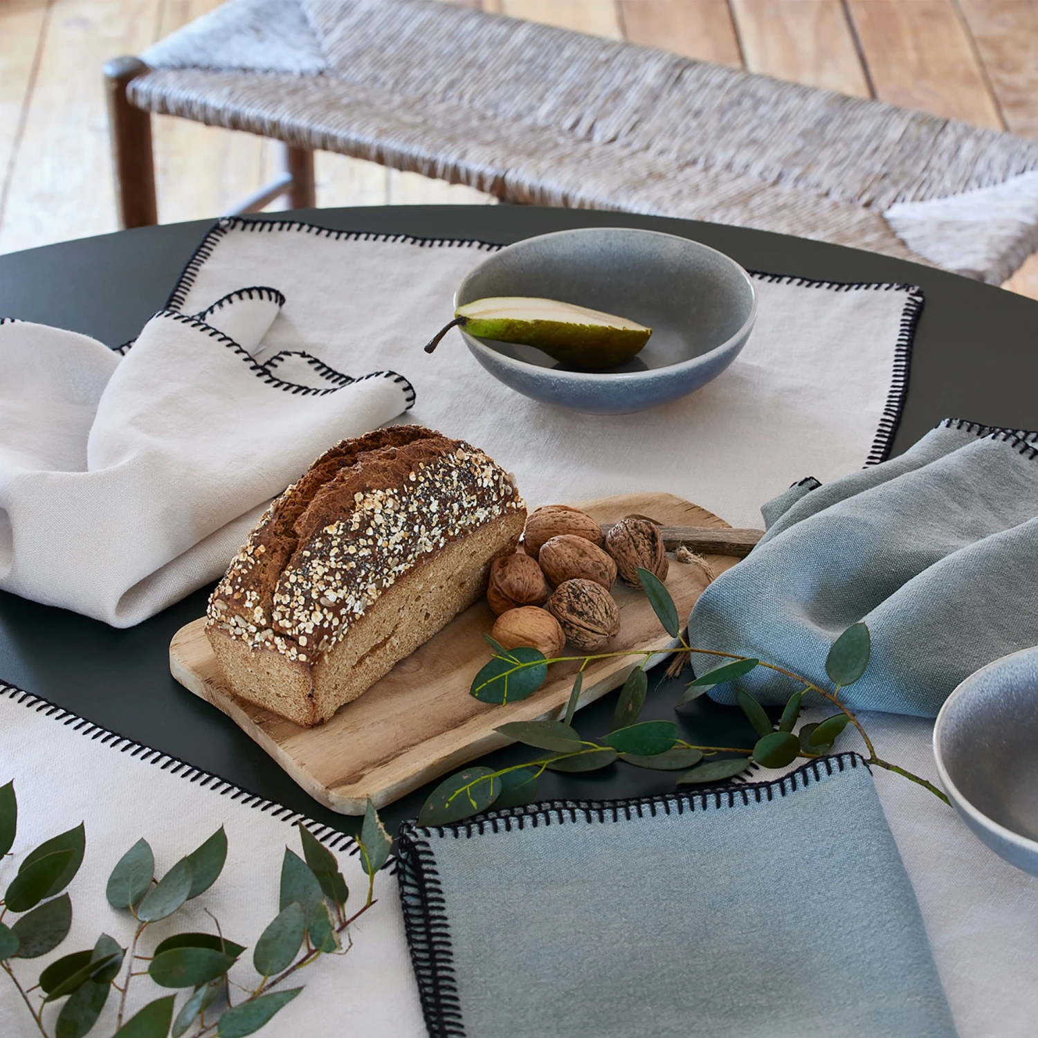 Set De Table NINO Blanc Minéral Et Feston Noir 4 Set De Table NINO Blanc Minéral Et Feston Noir – Image 4