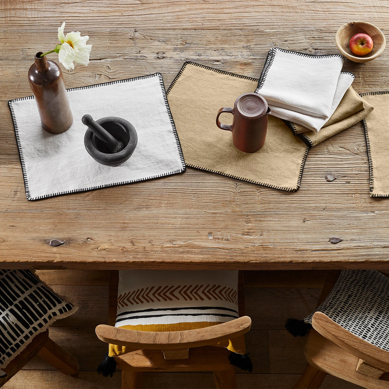 Set De Table NINO Blanc Minéral Et Feston Noir 5 Set De Table NINO Blanc Minéral Et Feston Noir – Image 5