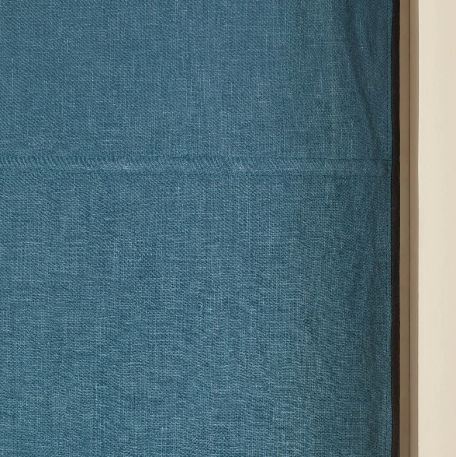 Store Bateau Occultant CARLINA Pétrole Et Bourdon Noir 5 Store Bateau Occultant CARLINA Pétrole Et Bourdon Noir – Image 5