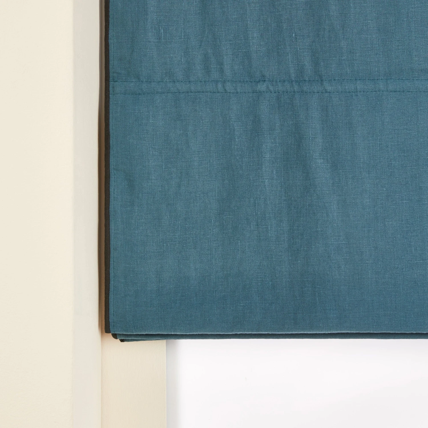 Store Bateau Occultant CARLINA Pétrole Et Bourdon Noir 6 Store Bateau Occultant CARLINA Pétrole Et Bourdon Noir – Image 6