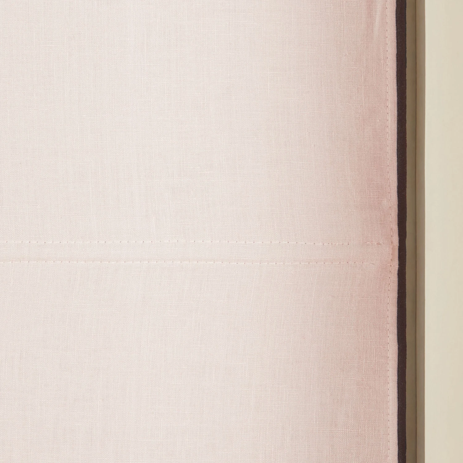 Store Bateau Occultant CARLINA Rose Poudré Et Bourdon Noir 5 Store Bateau Occultant CARLINA Rose Poudré Et Bourdon Noir – Image 5