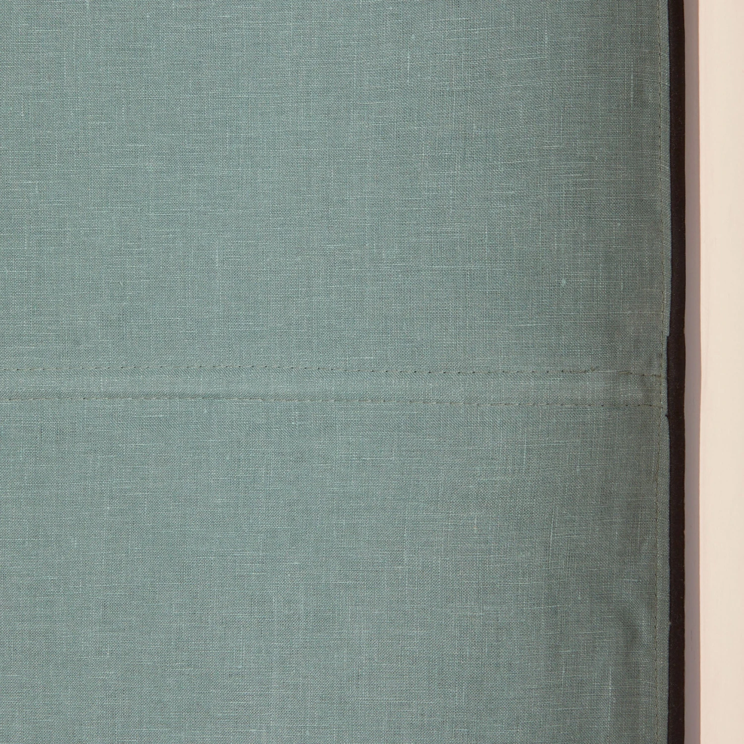 Store Bateau Occultant CARLINA Vert De Gris Et Bourdon Noir 5 Store Bateau Occultant CARLINA Vert De Gris Et Bourdon Noir – Image 5