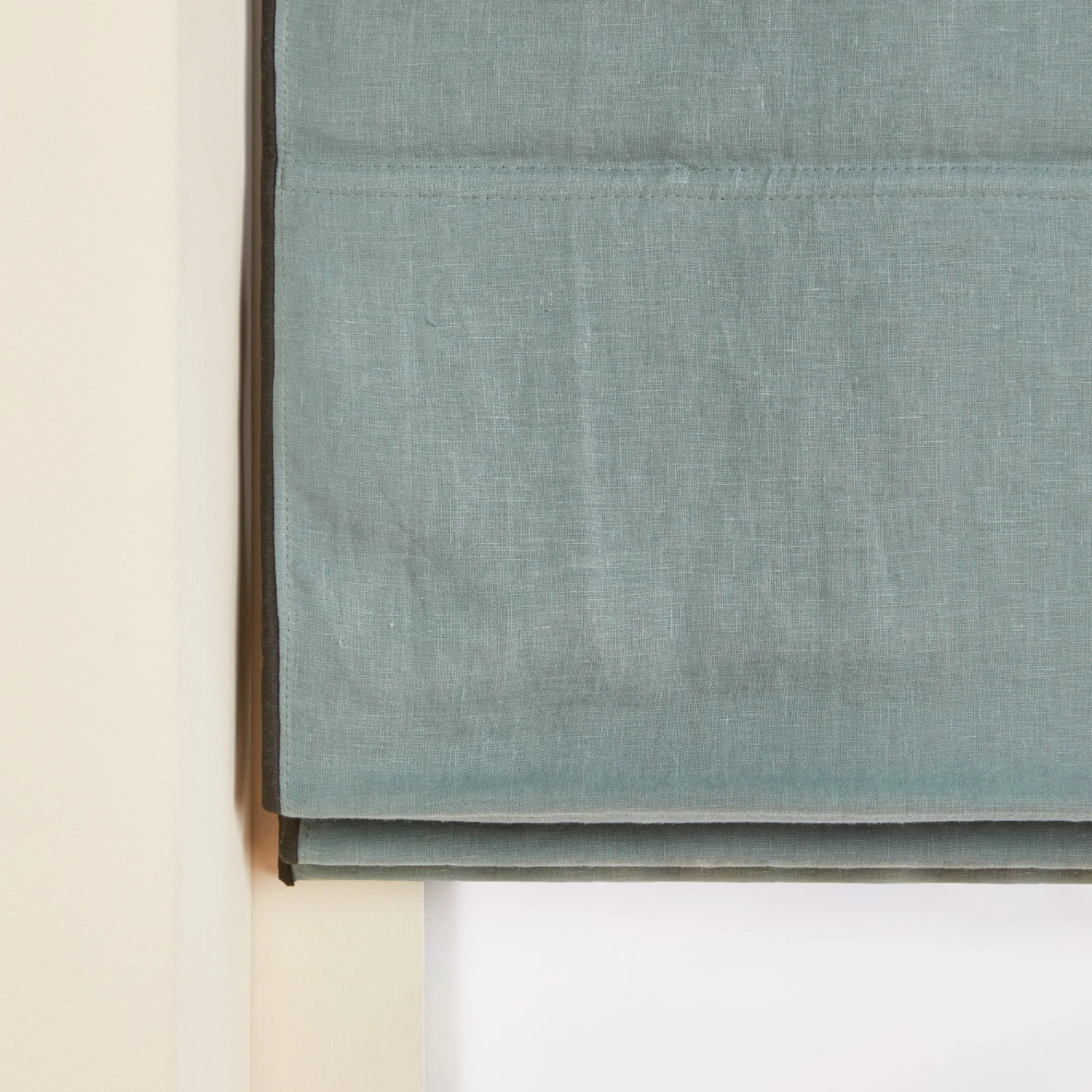 Store Bateau Occultant CARLINA Vert De Gris Et Bourdon Noir 2 Store Bateau Occultant CARLINA Vert De Gris Et Bourdon Noir – Image 2