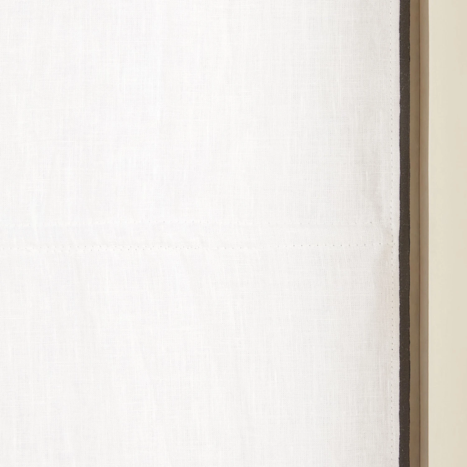 Store Bateau Occultant CARLINA Blanc Pur Et Bourdon Noir 5 Store Bateau Occultant CARLINA Blanc Pur Et Bourdon Noir – Image 5