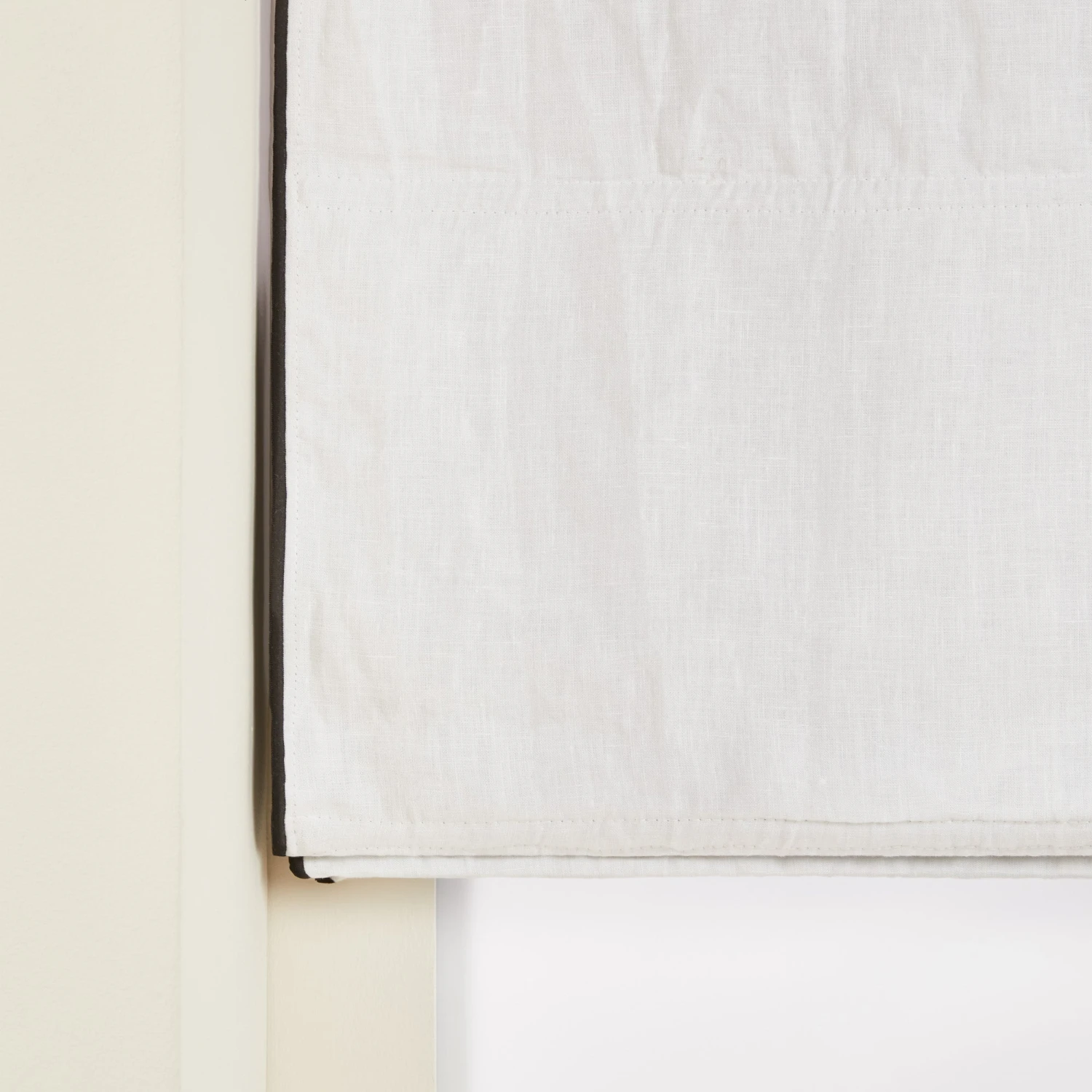 Store Bateau Occultant CARLINA Blanc Pur Et Bourdon Noir 6 Store Bateau Occultant CARLINA Blanc Pur Et Bourdon Noir – Image 6