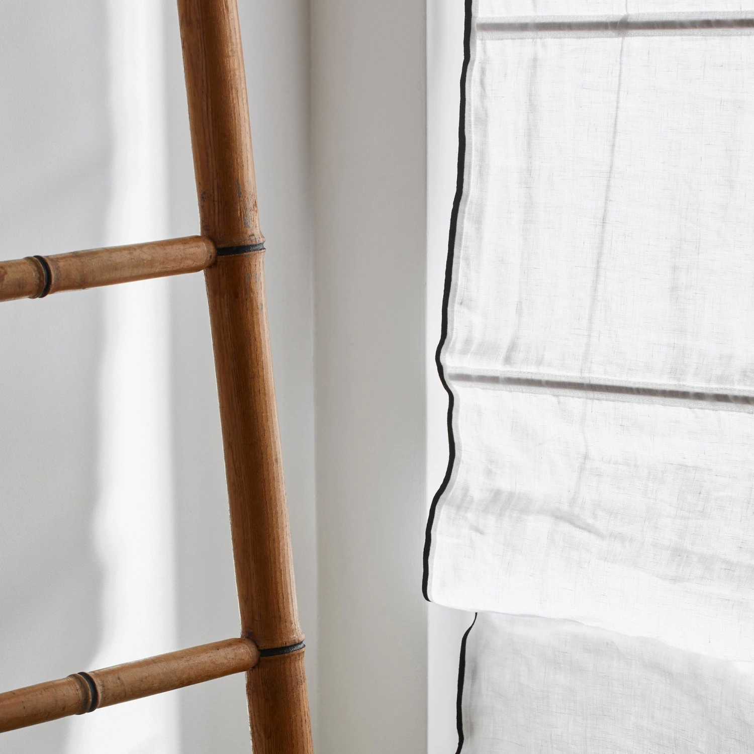 Store Bateau CARLINA Blanc Pur Et Bourdon Noir 2 Store Bateau CARLINA Blanc Pur Et Bourdon Noir – Image 2